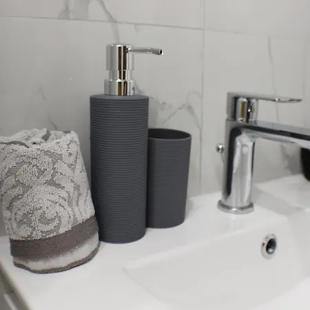 Beautiful Free Parking Garage شقة *