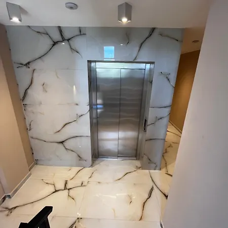 Beautiful Free Parking Garage شقة *