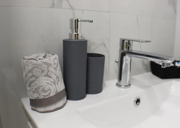 Beautiful Free Parking Garage Apartman *