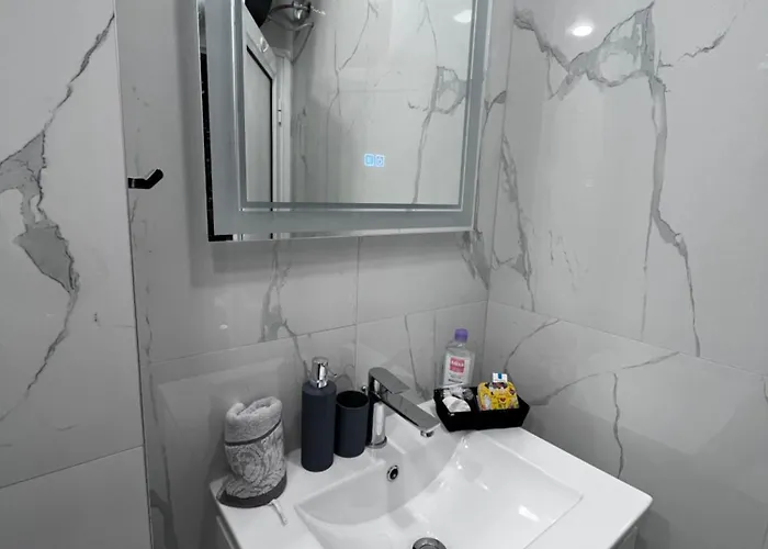 Beautiful Free Parking Garage Apartman